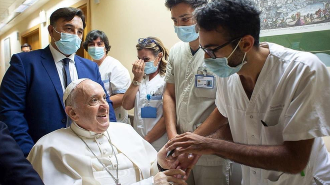 Papa saluda a enfermeros del Gemelli