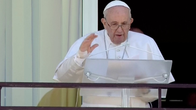 El Papa, con una venda en el brazo