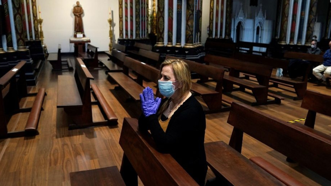 Personas en una iglesia