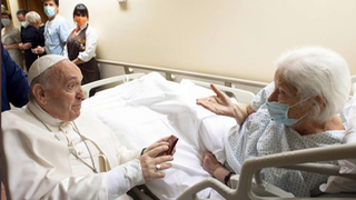 El Papa saluda a una enferma en el Gemelli