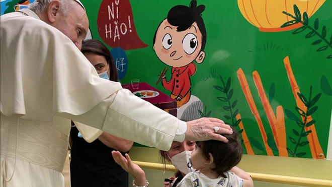 El Papa, de visita en el ala oncológica del hospital Gemelli