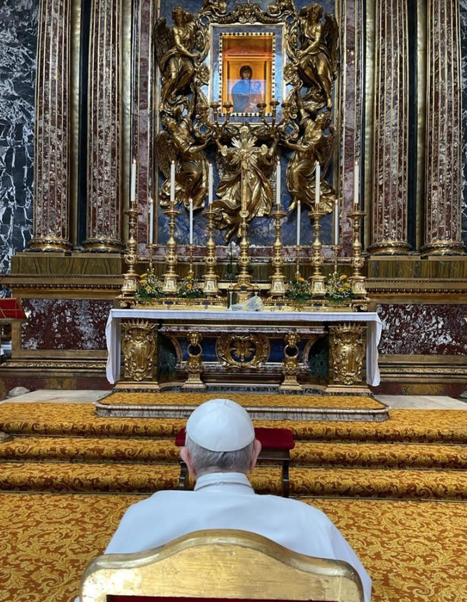 El Papa ante la Salus populi romani