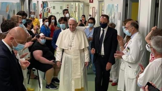 El Papa, paseando por el Gemelli
