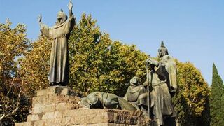 Escultura de San Francisco de Asís frente a san Juan de Letrán