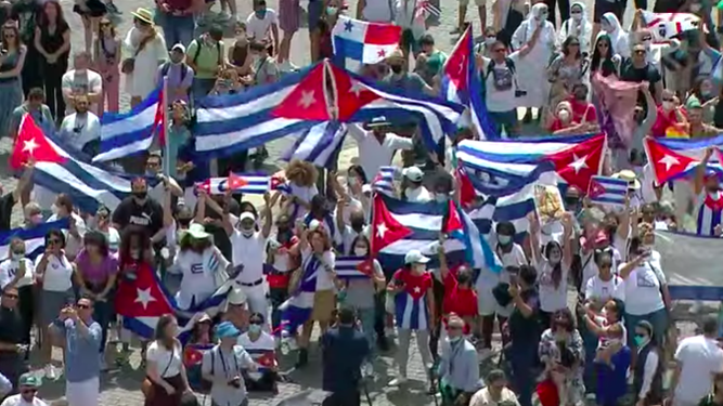 Fieles con las banderas de Cuba en San Pedro