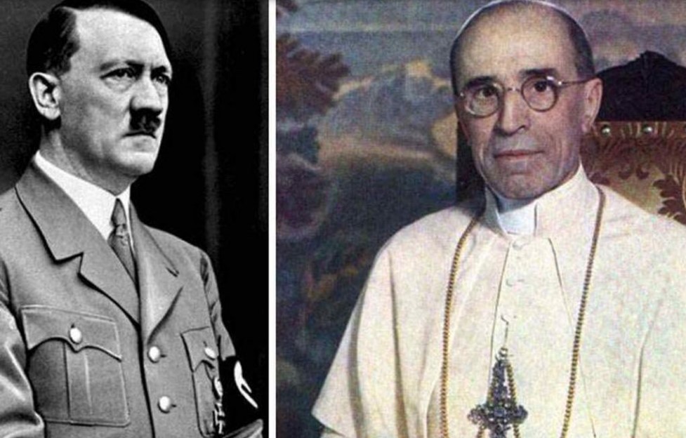 HITLER Y PIO XII