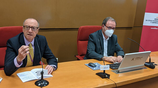 El director de la Cátedra de Ética Económica y Empresarial, José Luis Fernández, junto al rector de la universidad, Enrique Sanz, SJ