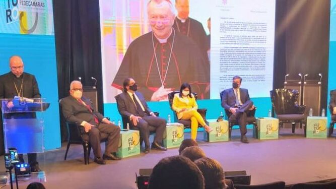 Delcy Rodríguez, a la Iglesia venezolana: "Los curas que quieran hacer política se quitan la sotana"