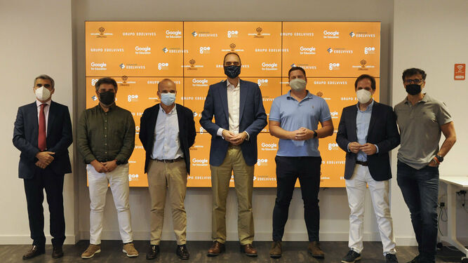 Representantes en la firma.