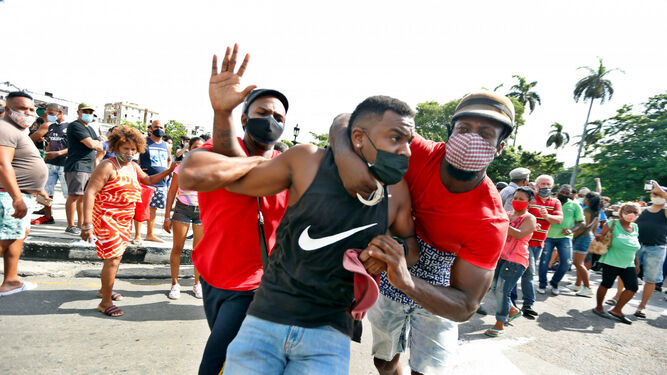 Los religiosos cubanos denuncian los juicios sumarios a los manifestantes del 11J