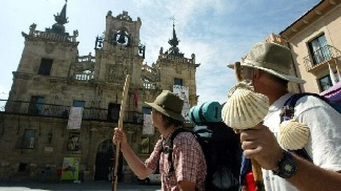 Peregrinos a su paso por Astorga.