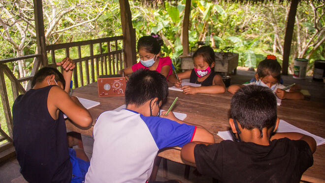 Niños estudiando a través de la radio