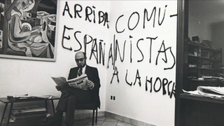 Lorenzo Gomis tras el asalto a la redacción de 'El Ciervo' en 1973.