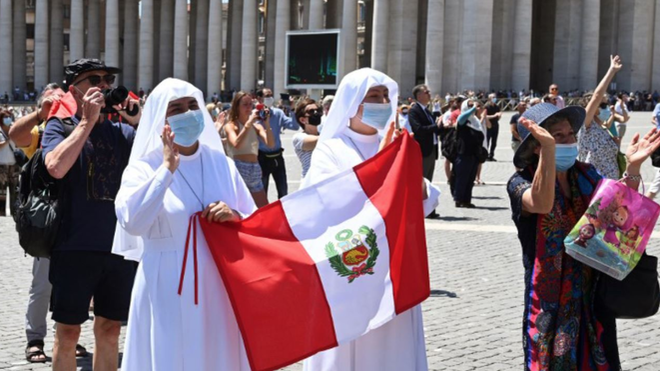Bandera de Perú en el Vaticano