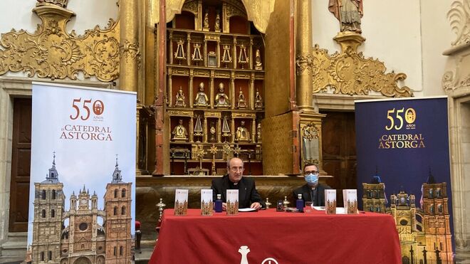 El obispo de Astorga, Jesús Fernández, y el deán del Cabildo, Javier Gay