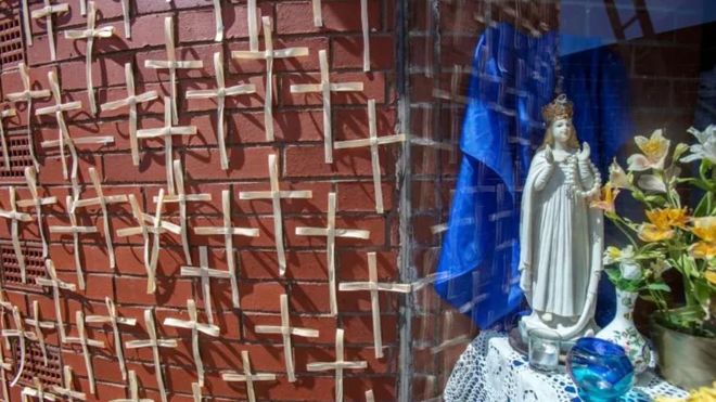 Cruces de muertos por coronavirus en Irlanda