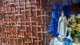 Cruces de muertos por coronavirus en Irlanda