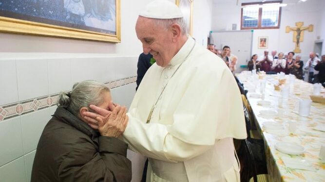 Bergoglio en un almuerzo con los pobres de Roma.