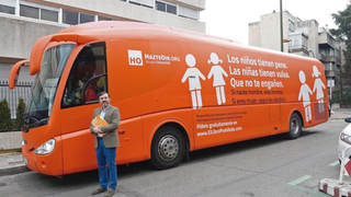 El presidente de HazteOir, Ignacio Arsuaga, junto al autobús tránsfobo
