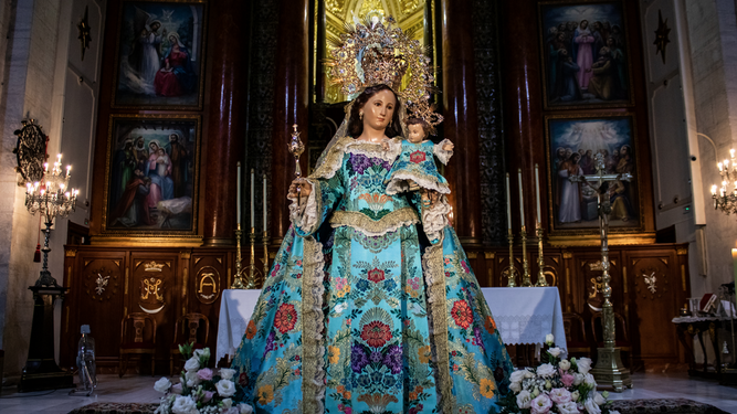 Virgen engalanada