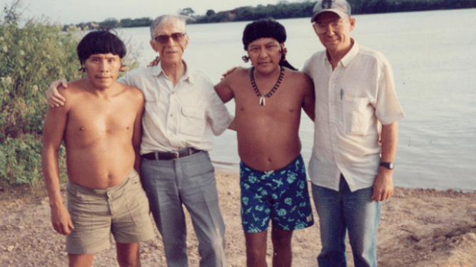 Casaldàliga, junto a sus amigos al lado del Araguaia.