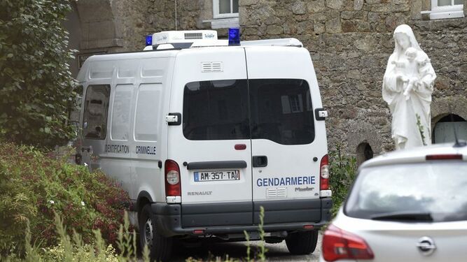 Emmanuel Macron rinde homenaje al sacerdote asesinado en Francia.