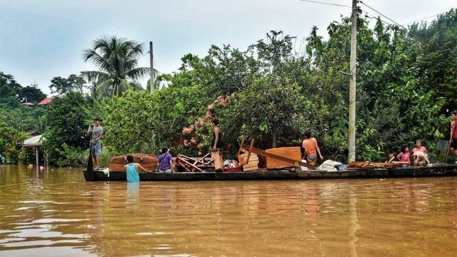 Indígenas en Puerto Maldonado, Perú