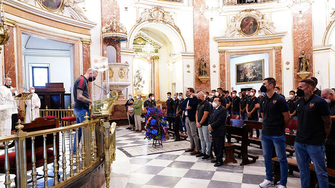 El Levante UD en la Tradicional ofrenda de flores a la Virgen de los Desamparados en la Basílica