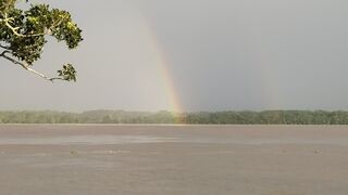 Atardecer gris con arco iris sobre el Amazonas en Indiana (Perú)