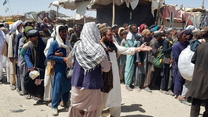 Civiles afganos huyendo hacia Pakistán"