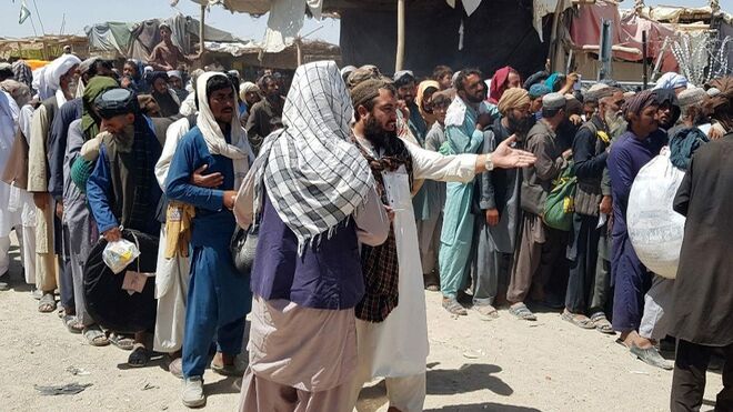 Civiles afganos huyendo hacia Pakistán"