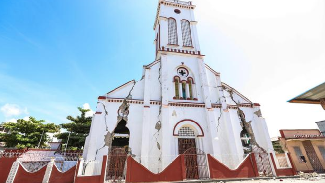 Iglesia con grietas en Haití tras el terremoto