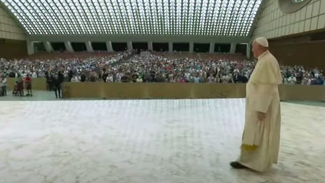 El Papa saluda a los fieles en el Aula Pablo VI