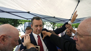 Pastor evangélico rezando en Lousiana, EEUU.