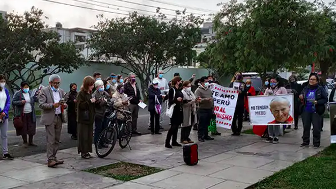 'Escrache' al arzobispo de Lima por sugerir 'párrocos laicos' para dirigir los templos peruanos