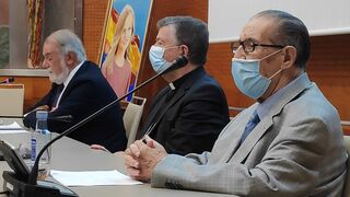 Mayor Oreja y Juan Velarde, junto a Martínez Camino