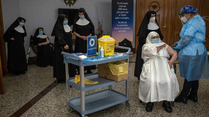Varias religiosas se vacunan