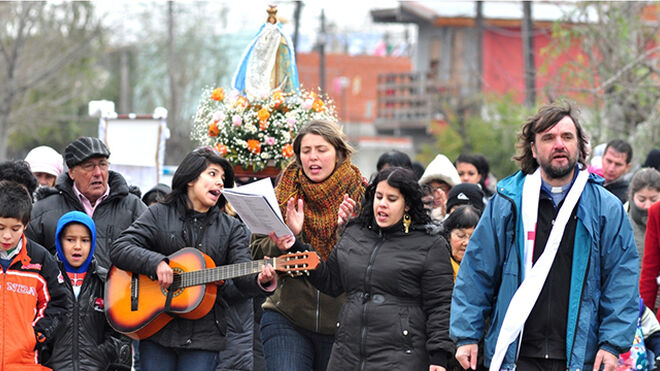 Di Paola con la gente de las villas