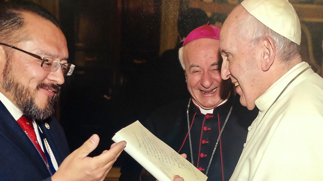 (30) El Papa saluda a Rodrigo Guerra
