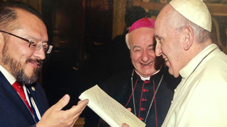 (30) El Papa saluda a Rodrigo Guerra