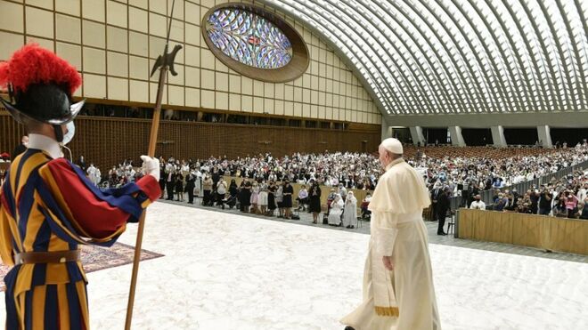 El Papa saluda a los fieles en el Aula Pablo VI