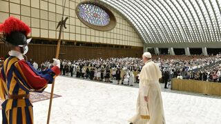 El Papa saluda a los fieles en el Aula Pablo VI
