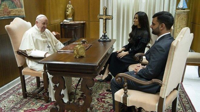Nadia Murad y su marido, con el Papa Francisco