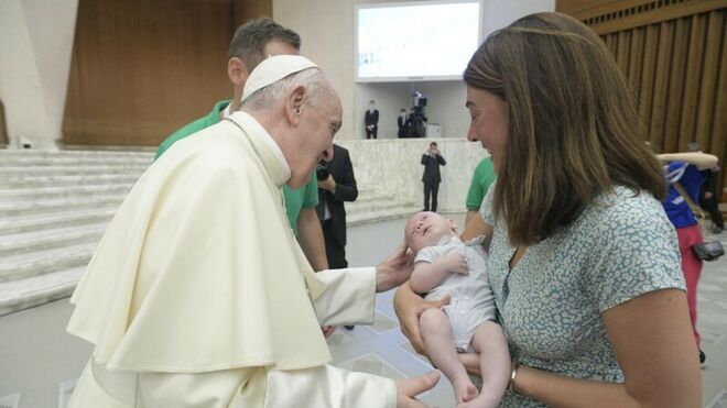 El Papa, con un recién nacido de la asociación Lázaro