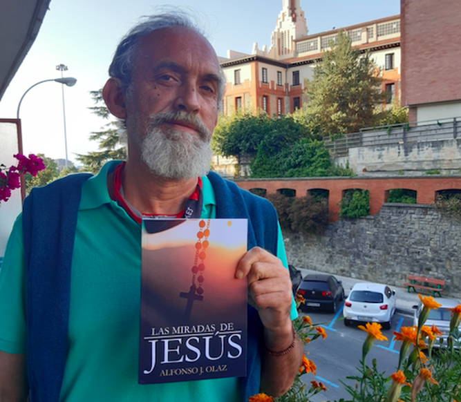 Alfonso J. Olaz, con su libro