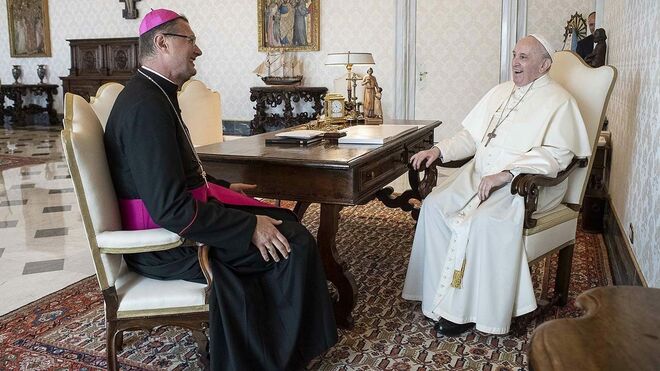 Monseñor Visvaldas Kulbokas,  nuncio apostólico en Ucrania junto al Papa Francisco