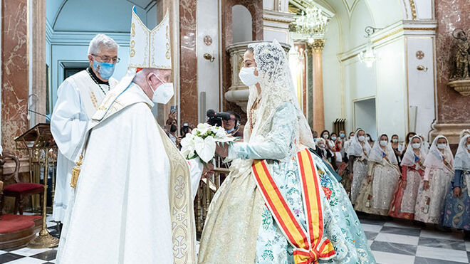 Cardenal Cañizares recibe a la Fallera Mayor infantil, Carla García Pérez
