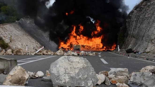 Los manifestantes cortaron los accesos por carretera a la pequeña ciudad de Cetinje
