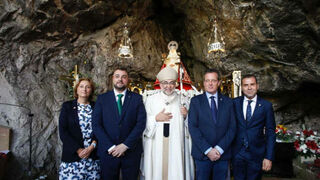 Barbón y Sanz junto a la Santina de Covadonga