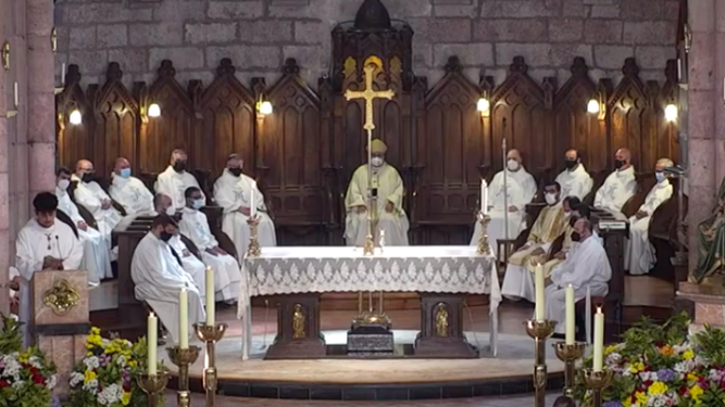 Sanz, durante la misa en Covadonga